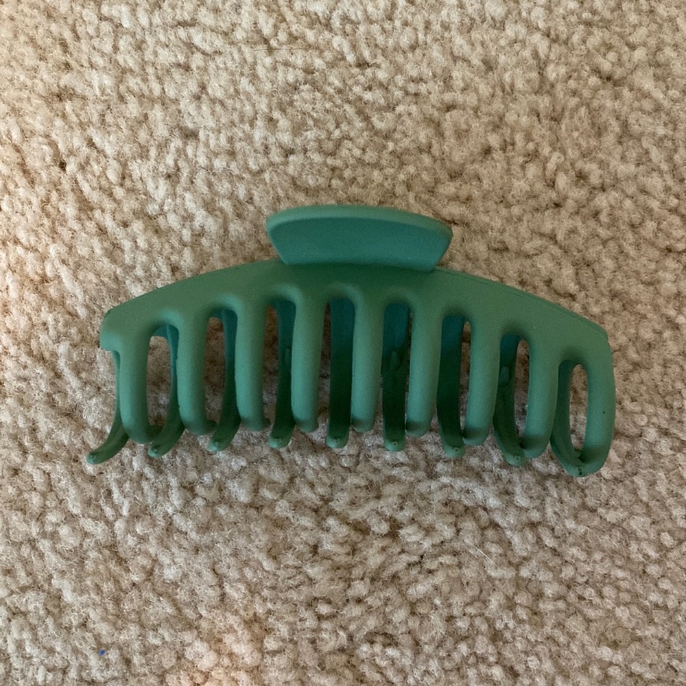 green hair clip